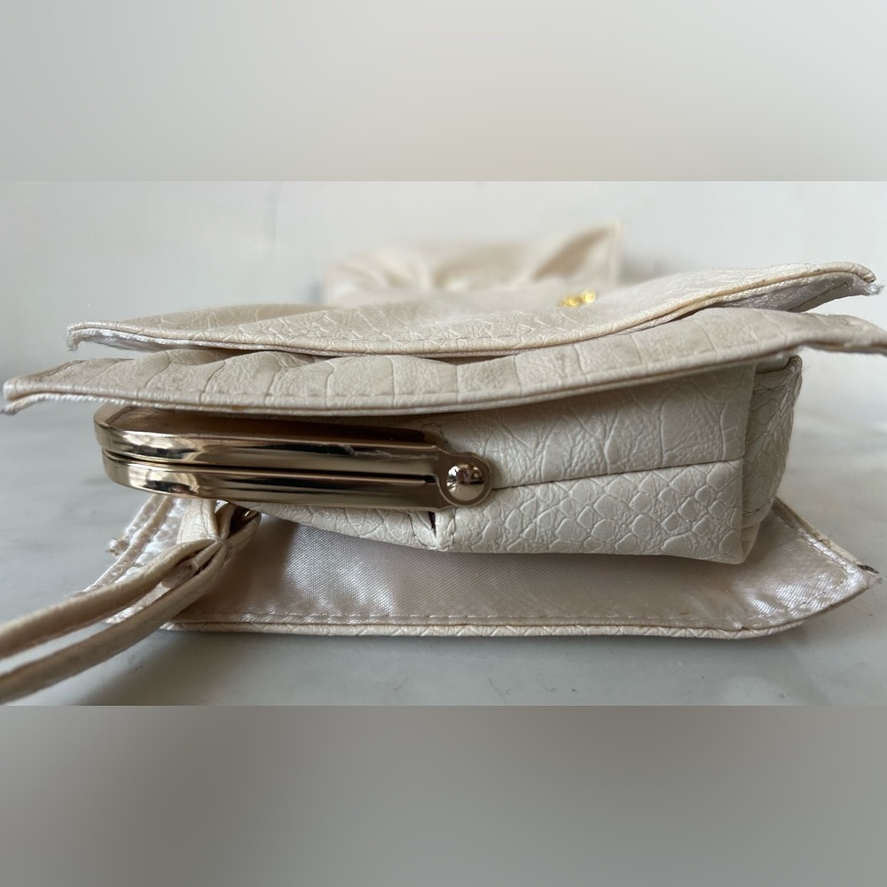 JESSICA SIMPSON BEIGE KISS LOCK, EMBOSSED FAUX CROCODILE WRISTLET. GOLD HARDWARE - Picture 8 of 9
